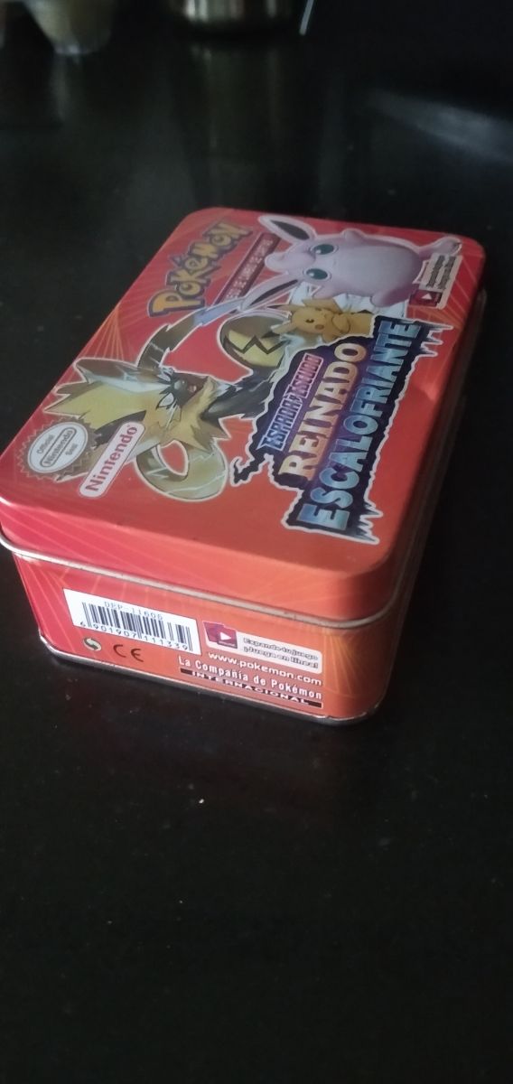 Figuras BTS Jimin y caja Pokémon