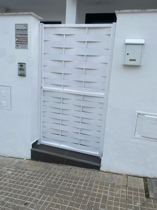 Puerta cochera puerta de entrada y balcón