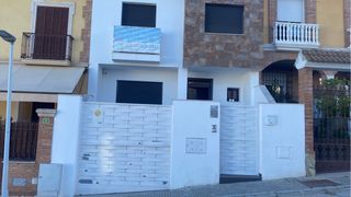 Puerta cochera puerta de entrada y balcón