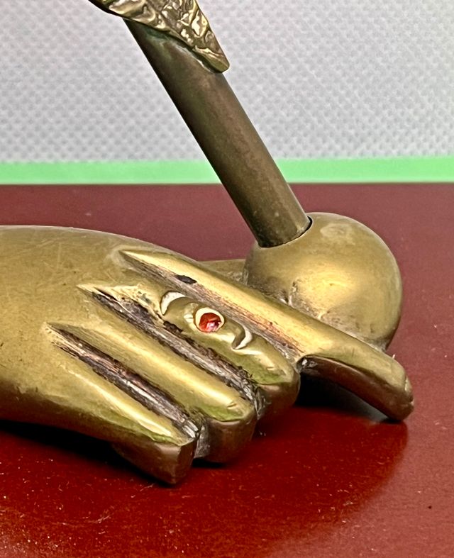 FIGURA DE BRONCE , MANO Y PLUMA ANTIGUA