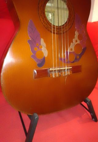 Guitarra clásica Admira y soporte