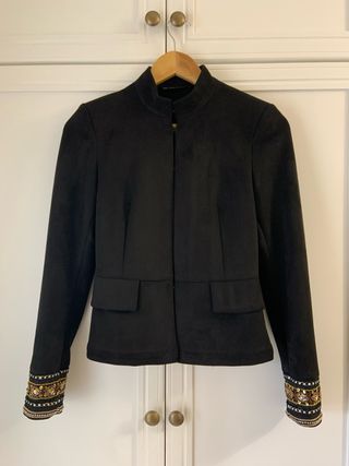 Chaqueta de ante negro de Zara talla XS