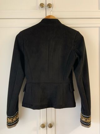 Chaqueta de ante negro de Zara talla XS