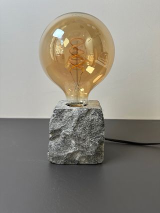 Lampada da tavolo a forma di pietra 