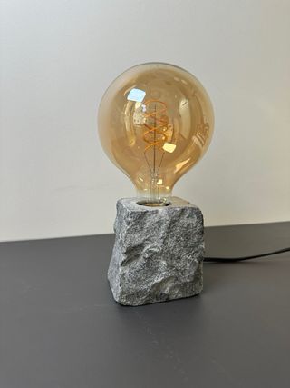 Lampada da tavolo a forma di pietra 