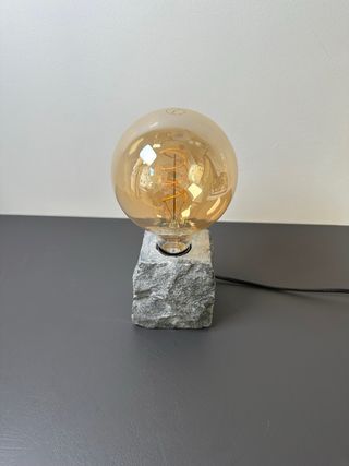 Lampada da tavolo a forma di pietra 