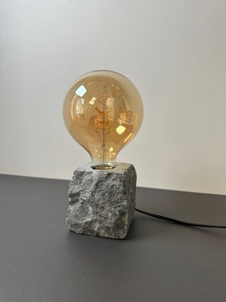 Lampada da tavolo a forma di pietra 