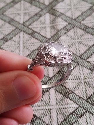 Anillo Eiffel labrado con circonitas blancas