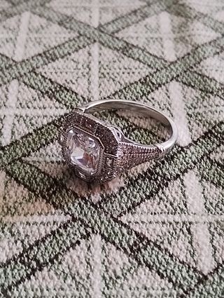 Anillo Eiffel labrado con circonitas blancas
