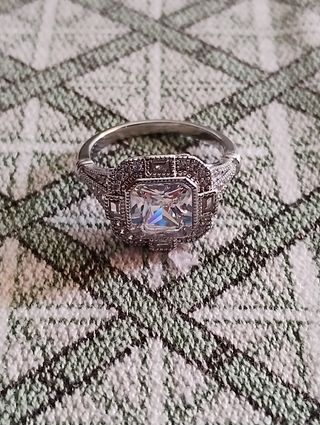 Anillo Eiffel labrado con circonitas blancas