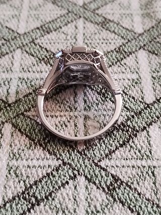 Anillo Eiffel labrado con circonitas blancas