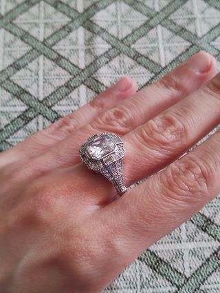 Anillo Eiffel labrado con circonitas blancas
