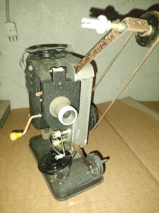 Antico proiettore super 8 a manovella 