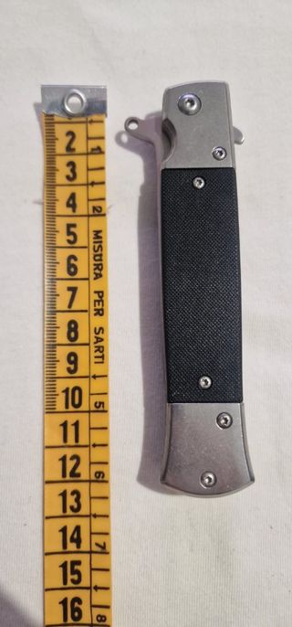 Coltello tipo stiletto