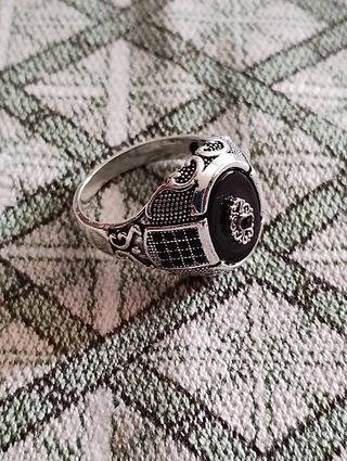 Anillo estilo sello con piedras negras
