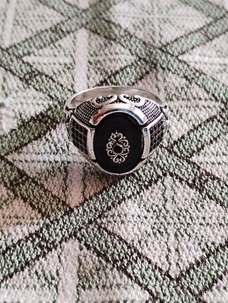 Anillo estilo sello con piedras negras