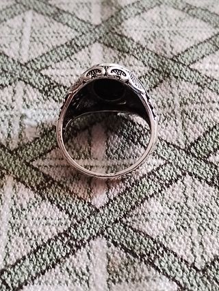 Anillo estilo sello con piedras negras