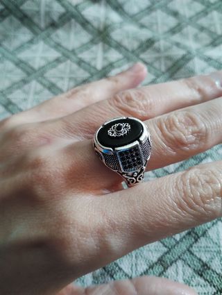 Anillo estilo sello con piedras negras