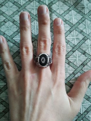 Anillo estilo sello con piedras negras