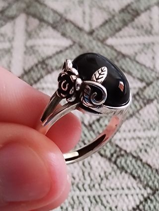 Anillo gótico rosa plateada y piedra ovalada