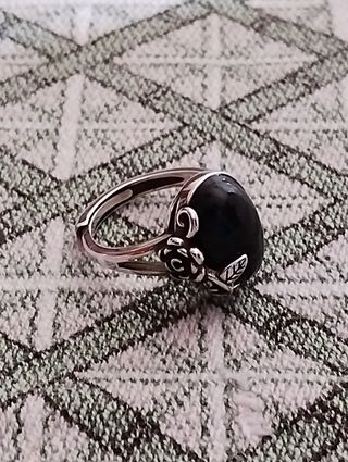 Anillo gótico rosa plateada y piedra ovalada