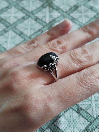 Anillo gótico rosa plateada y piedra ovalada