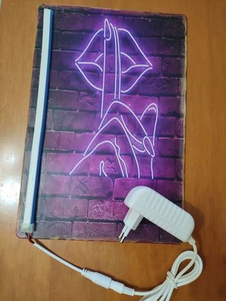 Poster in metallo labbra con led blu