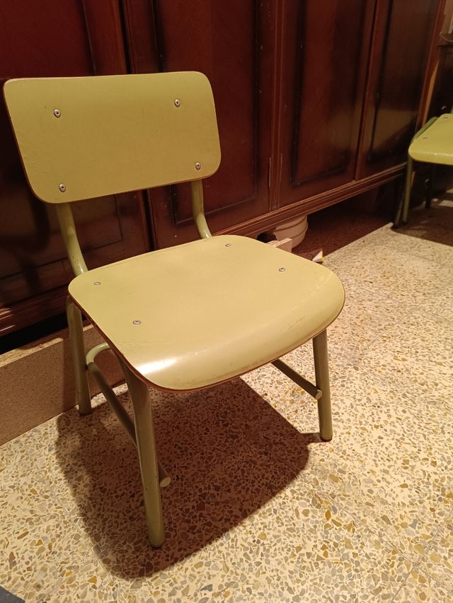Dos sillas infantiles de colegio