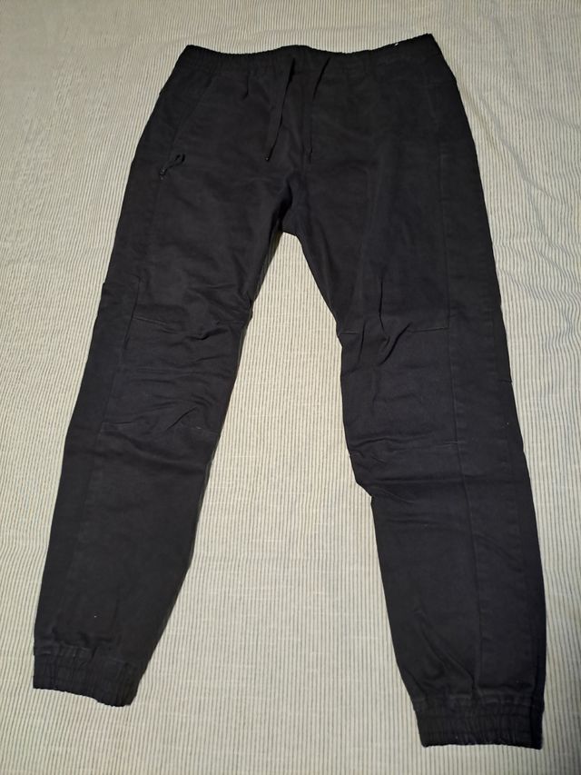 Pantalón negro Pull and Bear talla M