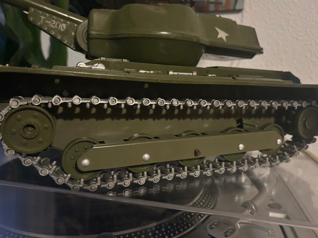 Tanque de juguete a pilas años 60