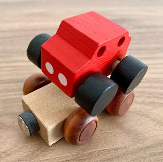 Tren de juguete de madera