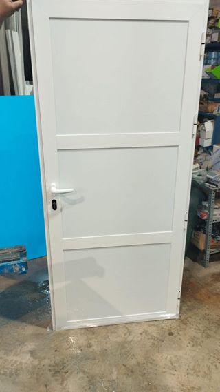 Puerta de aluminio.