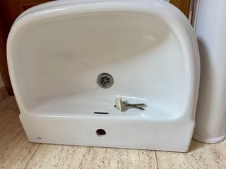 Lavabo y pie marca Roca  