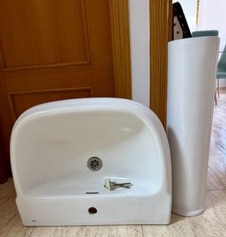 Lavabo y pie marca Roca  