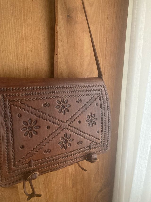 Bolso de piel hecho a mano