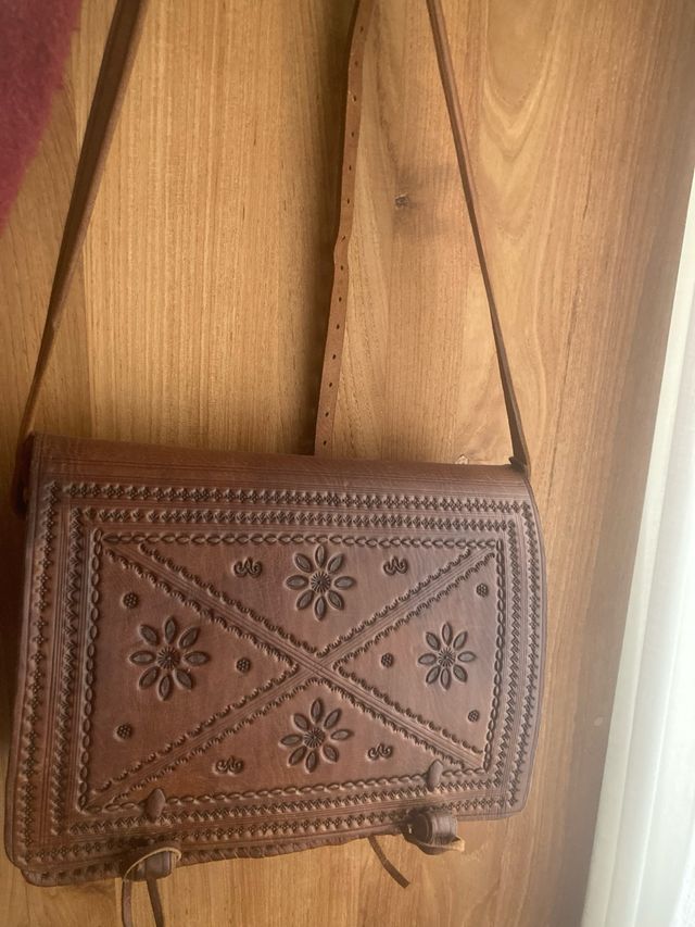 Bolso de piel hecho a mano