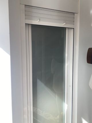 Puerta metálica con doble cristal