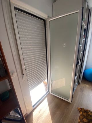 Puerta metálica con doble cristal