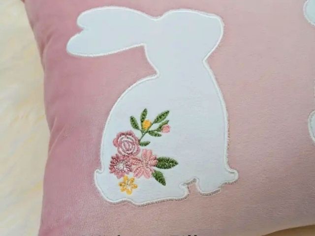 Capa de almofada decorativa, bordada. Motivos de Páscoa