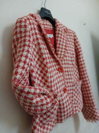 Chaqueta de vestir de Yera, corte tipo Chanel.