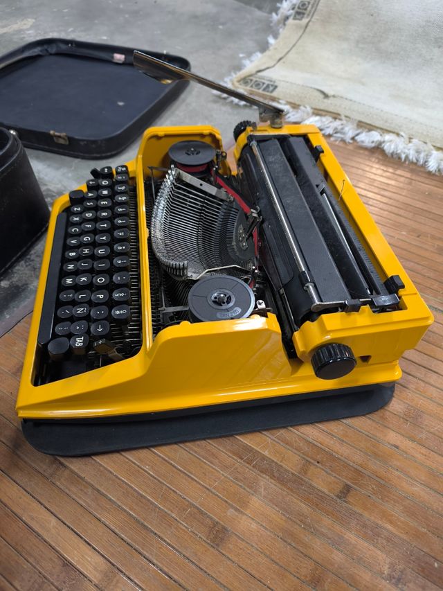 Maquina de escribir antigua