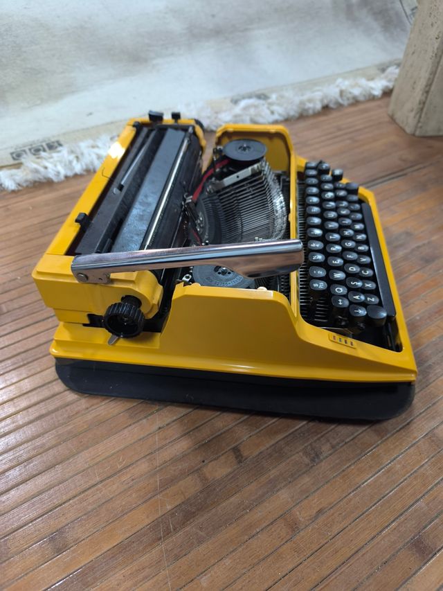 Maquina de escribir antigua