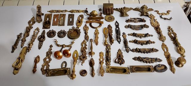 Oggetti antichi in bronzo E negozio di ferramenta,