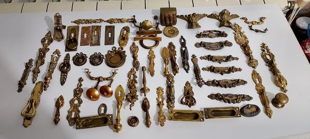 Oggetti antichi in bronzo E negozio di ferramenta,