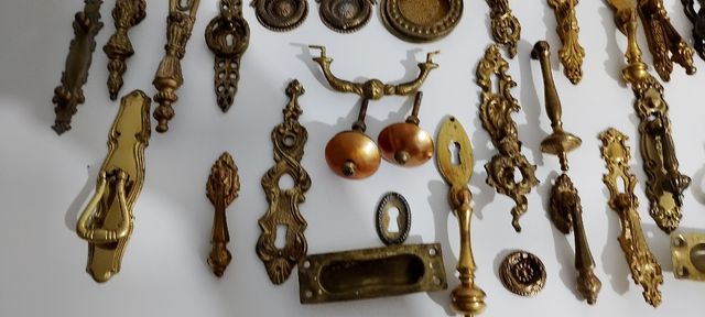 Oggetti antichi in bronzo E negozio di ferramenta,