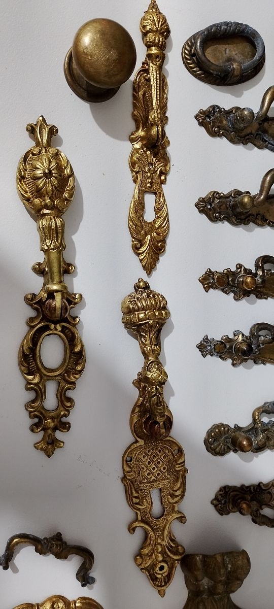 Oggetti antichi in bronzo E negozio di ferramenta,