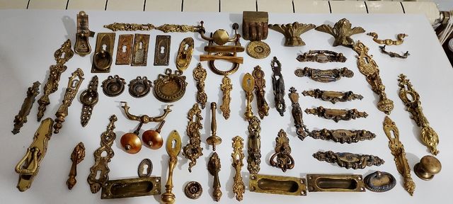 Oggetti antichi in bronzo E negozio di ferramenta,