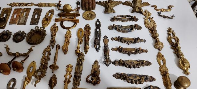 Oggetti antichi in bronzo E negozio di ferramenta,