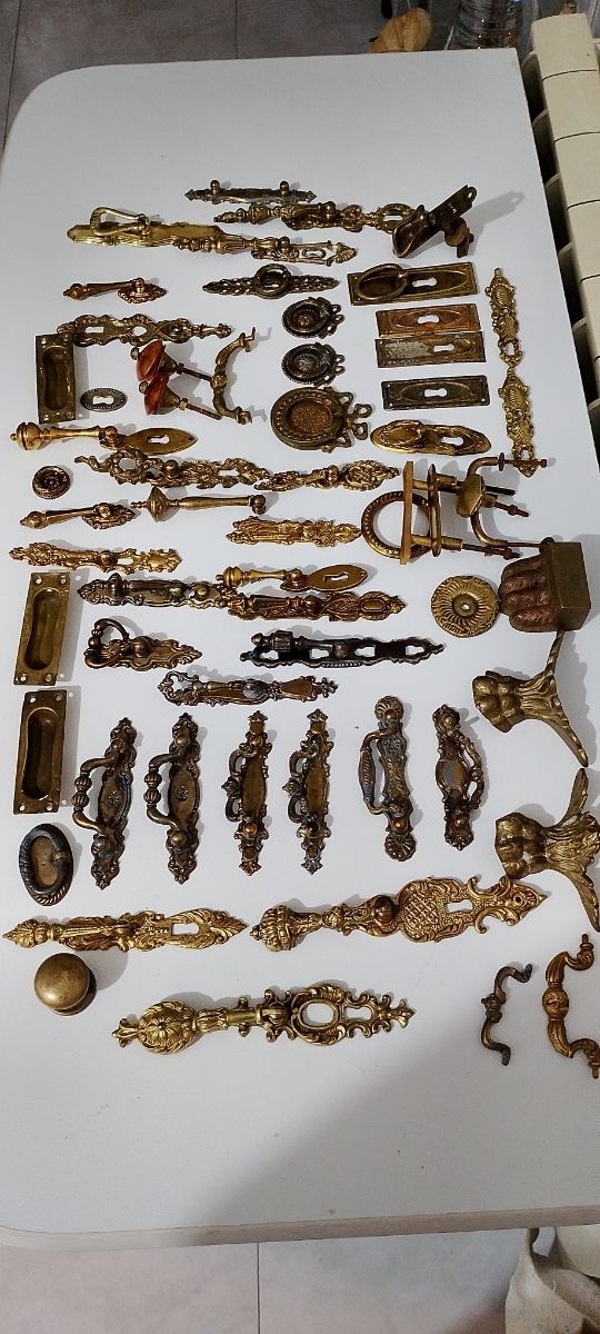 Oggetti antichi in bronzo E negozio di ferramenta,