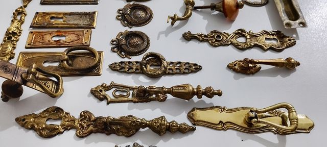 Oggetti antichi in bronzo E negozio di ferramenta,